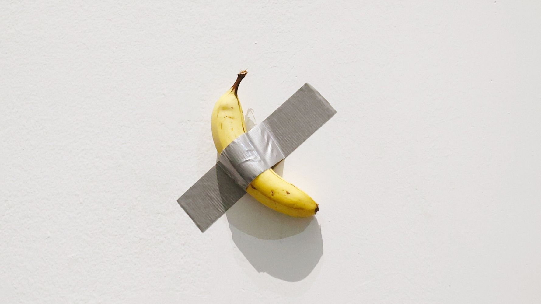 本物のバナナを壁に貼る」だけの有名アート、美大生が食べてしまう