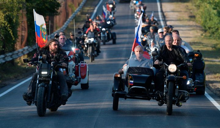 Ο Πούτιν το 2019 ηγείται κονβόι μοτοσικλετιστών του κλαμπ "Λύκοι της Νύχτας" μαζί με τον αρχηγό τους Αλεξάντρ Ζαλντοστάνοφ 