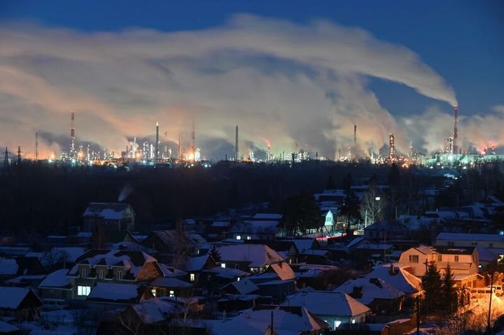 FILE PHOTO: Flue gas and steam rise out of chimneys and smokestacks of an oil refinery during sunset on a frosty day in the Siberian city of Omsk, Russia, February 8, 2023. REUTERS/Alexey Malgavko