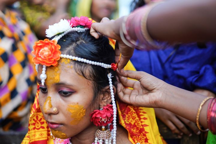 バングラデシュのジョイモニという村で、14歳の女の子の結婚式の日に装飾品を調整する親族