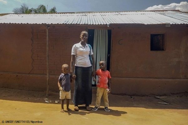 学費のために15歳の時に結婚し、子ども2人を出産した20歳のエスターさん。ユニセフなどの支援により学校に戻ることができ、教員を目指している。(コンゴ民主共和国、2022年12月16日撮影) © UNICEF_UN0774103_Ngombua
