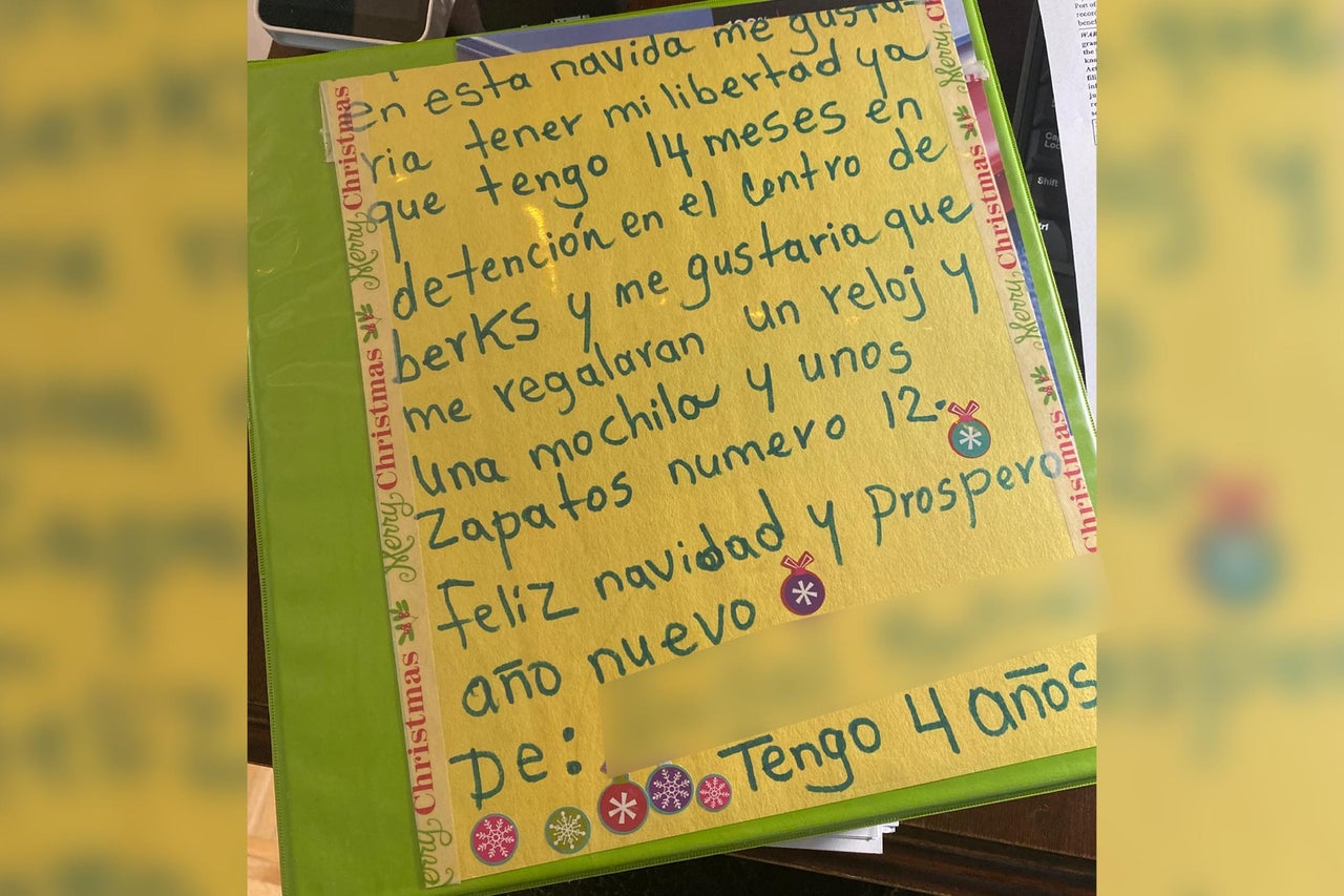 El hijo de Carmen escribe una carta por Navidad deseando salir del centro de detención.