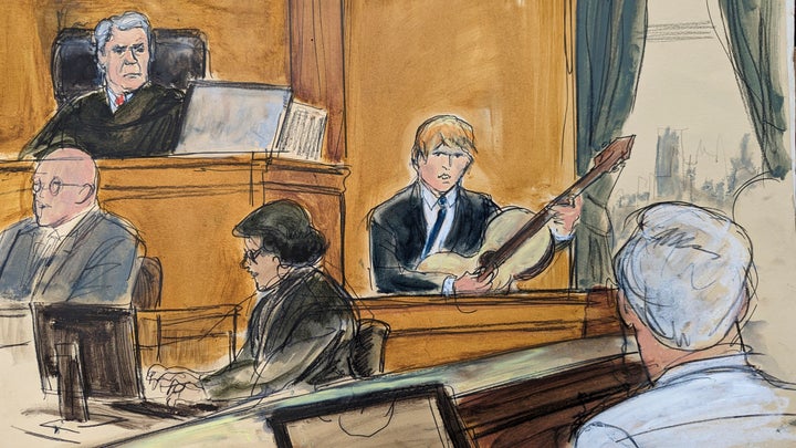 Ed Sheeran toca seu violão no banco das testemunhas durante seu depoimento com o juiz Louis Stanton presidindo, segunda-feira, 1º de maio de 2023, no tribunal federal de Manhattan. Sheeran continuou testemunhando, segunda-feira, para negar as alegações de que seu hit "Pensando alto" roubou o clássico soul de Marvin Gaye "Vamos deixar rolar." (Elizabeth Williams via AP)