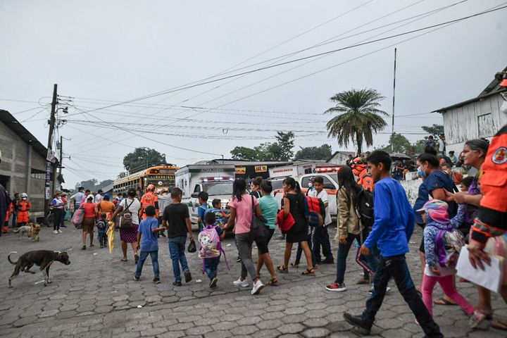 Κάτοικοι της πόλης Τσιμαλτενάνγκο ενώ απομακρύνονται μετα από υπόδειξη της Πολιτικής Προστασίας.