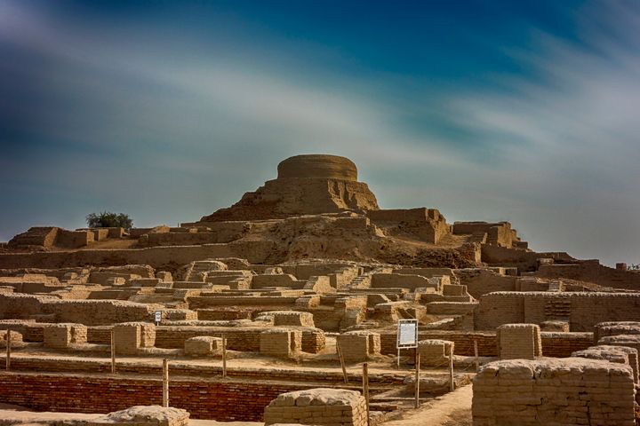 To Μοχέντζο Νταρ είναι ένας αρχαιολογικός χώρος στο ΠΑΚΙΣΤΑΝ . Η αγγλική ονομασία είναι Λόφος των Νεκρών Ανθρώπων. Το Mohenjo-daro εγκαταλείφθηκε τον 19ο αιώνα π.Χ. καθώς ο πολιτισμός της κοιλάδας του Ινδού παρακμάζει και ο χώρος δεν ανακαλύφθηκε ξανά μέχρι τη δεκαετία του 1920. Κατά τη διάρκεια της ακμής της από το 2500 έως το 1900 π.Χ. περίπου, η πόλη ήταν από τις σημαντικότερες του πολιτισμού του Ινδού. Το Μοχέντζο Νταρ ανακηρύχθηκε μνημείο παγκόσμιας πολιτιστικής κληρονομιάς της UNESCO το 1980.