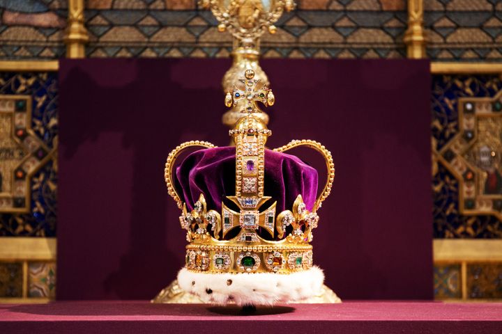 La couronne de Saint-Édouard est photographiée lors d'un service pour célébrer le 60e anniversaire du couronnement de la reine Elizabeth II à l'abbaye de Westminster, le 4 juin 2013, à Londres.