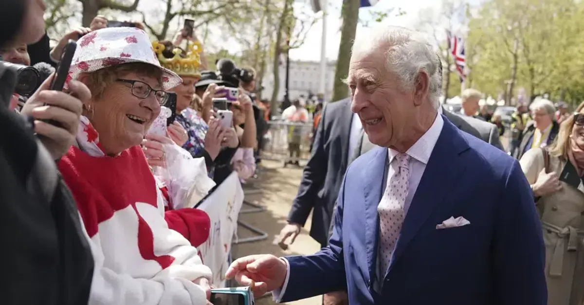 Le roi Charles surprend la foule devant le palais de Buckingham