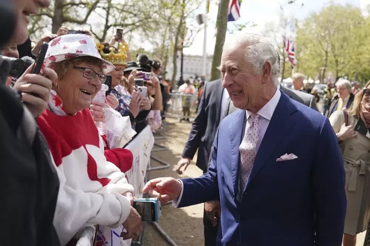 O rei Carlos III cumprimenta simpatizantes do lado de fora do Palácio de Buckingham, em Londres, sexta-feira, 5 de maio de 2023, um dia antes de sua coroação acontecer na Abadia de Westminster.