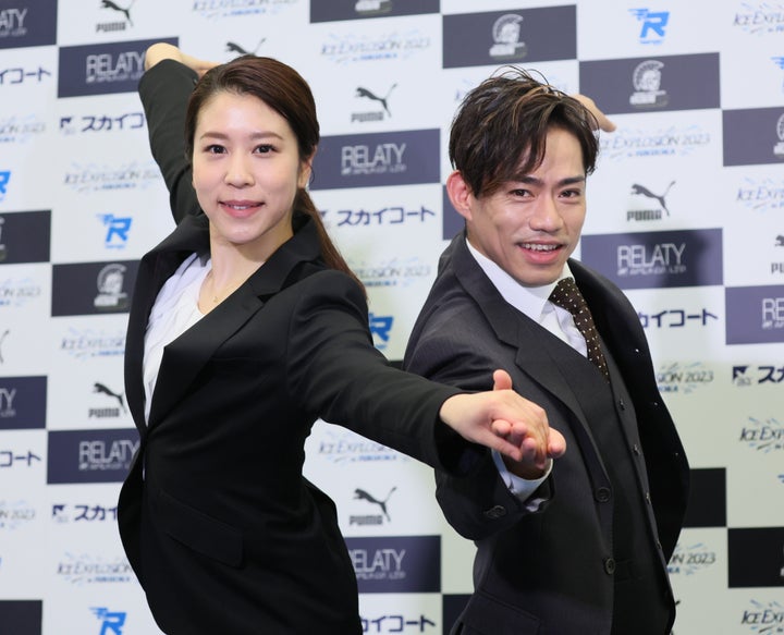 引退会見を終え、ポーズを取るアイスダンスの村元哉中（左）、高橋大輔組＝5月2日午後、東京都港区