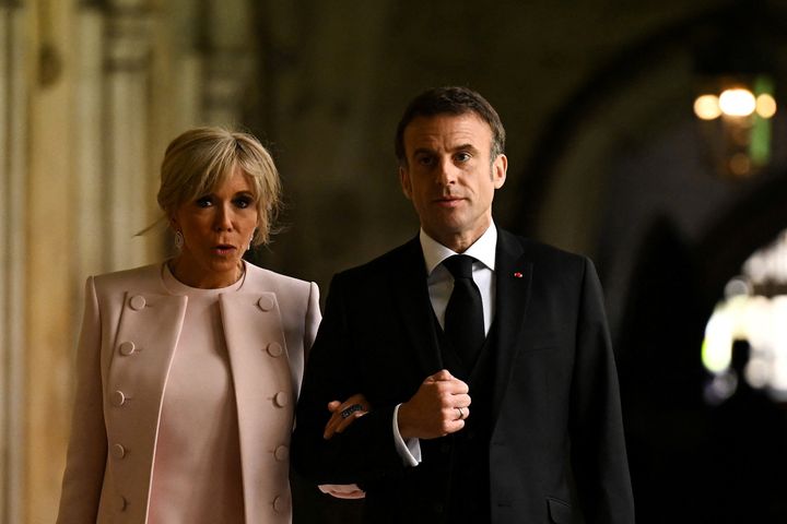 O Γάλλος Πρόεδρος συνοδευόμενος από τη σύζυγό του.