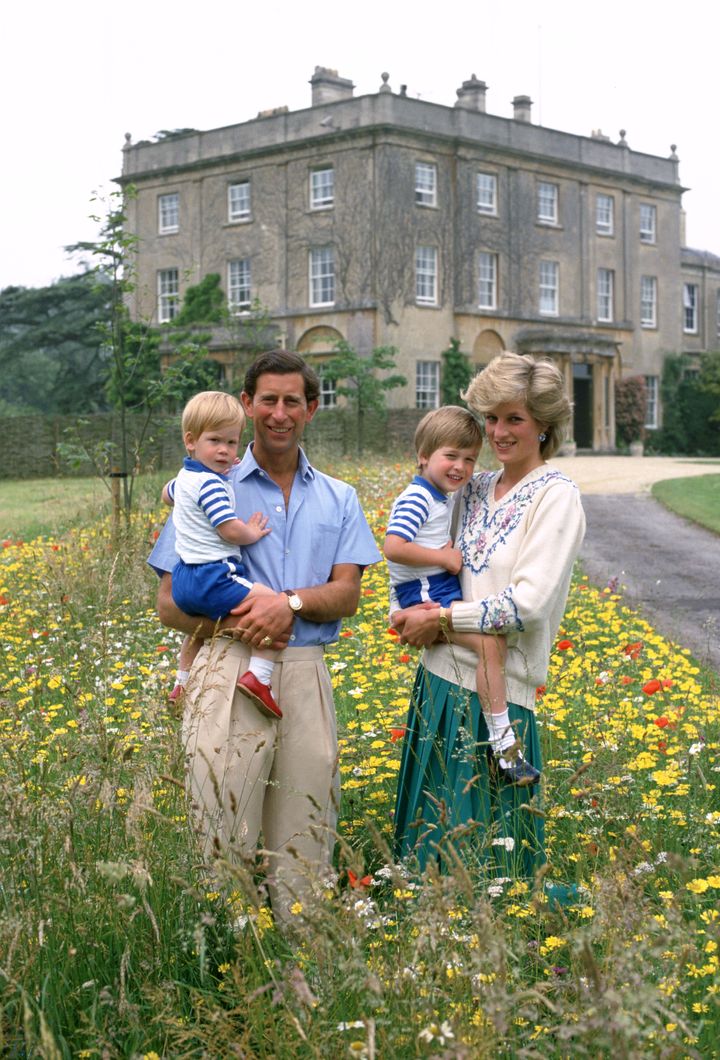 チャールズ国王はダイアナ妃との間には2人の子どもが誕生。チャールズ国王が抱くのがヘンリー王子。ダイアナ妃が抱いているのがウィリアム王子だ（撮影当時）。ダイアナ妃は1997年に死去