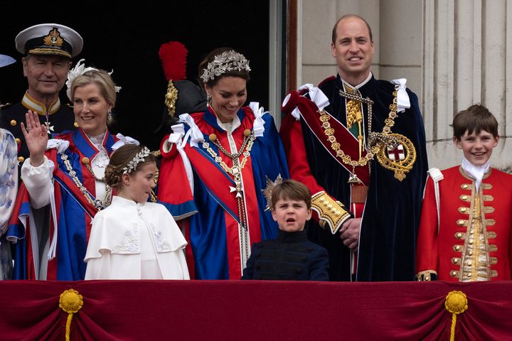 戴冠式の後、バッキンガム宮殿のバルコニーに姿を見せたルイ王子（中央手前）