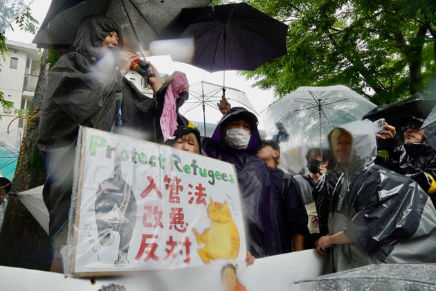 雨が降り注ぐ中、入管法改正案へ反対の意思を示そうと多くの参加者が集会に詰めかけた＝東京・杉並区