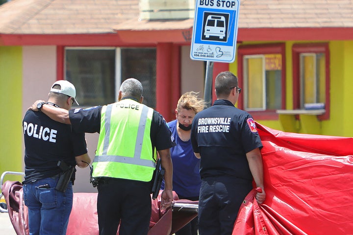 Un policier est consolé après l'incident mortel de dimanche.