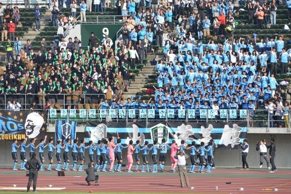 声援に応える岡山学芸館の選手たち