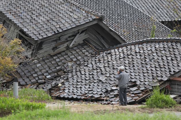 地震の影響で崩れた家屋（5月6日午後、石川県珠洲市）