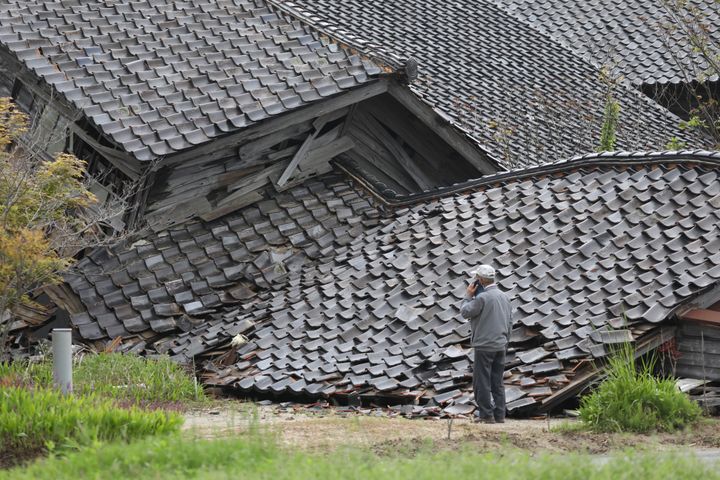 地震の影響で崩れた家屋（5月6日午後、石川県珠洲市）