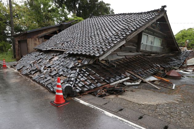 地震で倒壊した家屋（6日午前、石川県珠洲市）