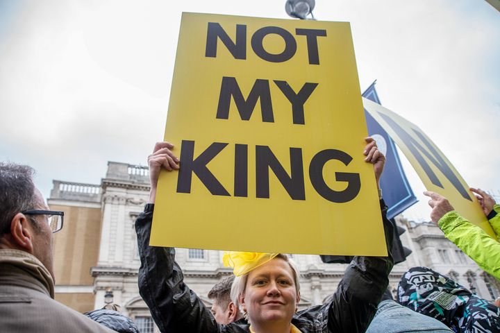 「我々の王ではない」というメッセージを掲げるデモ参加者（2023年5月6日）