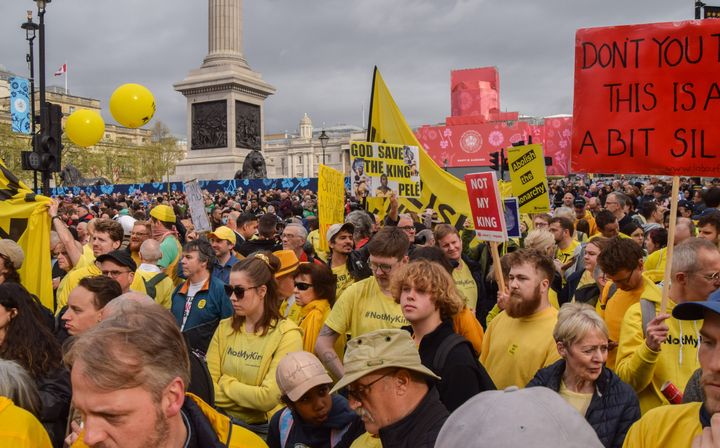 君主制に反対し、戴冠式の日にロンドン・トラファルガー広場に集まった人々（2023年5月6日）