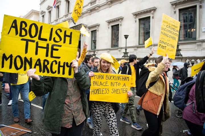 デモ参加者は「君主制を廃止せよ」「バッキンガム宮殿をホームレスのシェルターに」などのメッセージを掲げた（2023年5月6日）