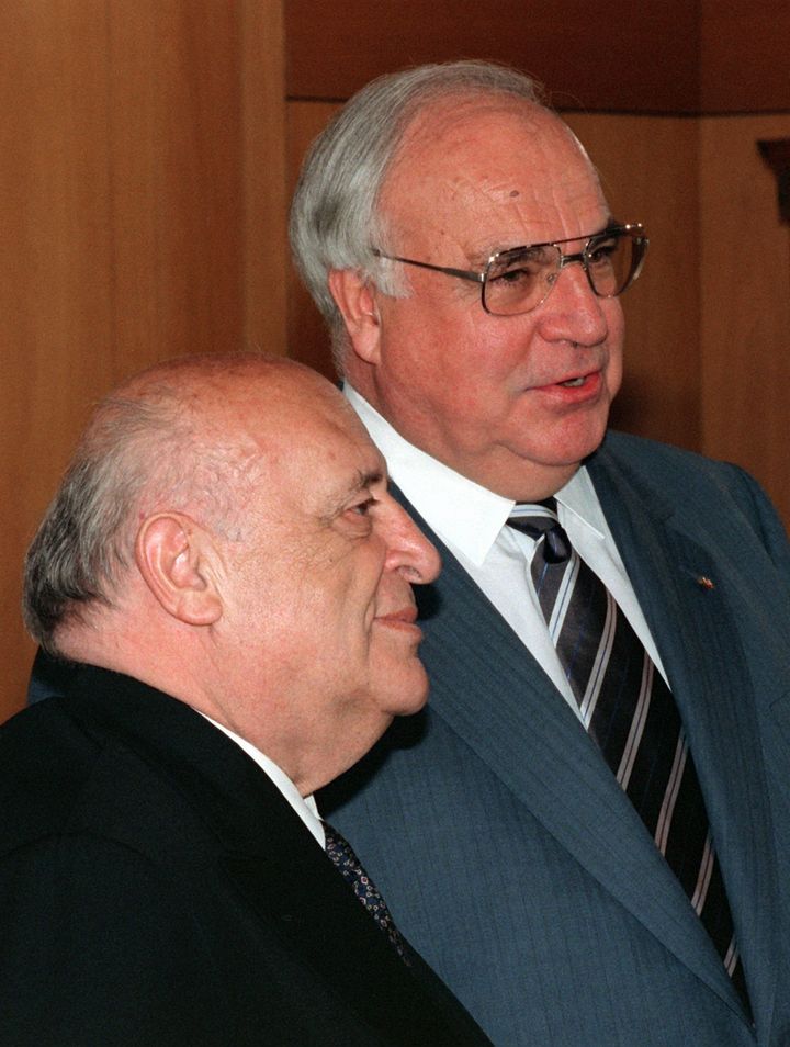 Φωτογραφία αρχείου: Ο Ομοσπονδιακός Καγκελάριος Helmut Kohl δέχεται τον Τούρκο Πρόεδρο Süleymann Demirel (l) για μια ομιλία στην Καγκελαρία της Βόννης στις 5 Νοεμβρίου 1996. Στο επίκεντρο ήταν οι γερμανοτουρκικές σχέσεις και η κατάσταση των Τούρκων που ζούσαν στη Γερμανία. Ο καγκελάριος αναφέρθηκε επίσης στην κατάσταση των ανθρωπίνων δικαιωμάτων στην Τουρκία. Ο Ντεμιρέλ πραγματοποιούσε τριήμερη επίσκεψη στη Γερμανία. (Photo by Michael Jung/picture alliance via Getty Images)