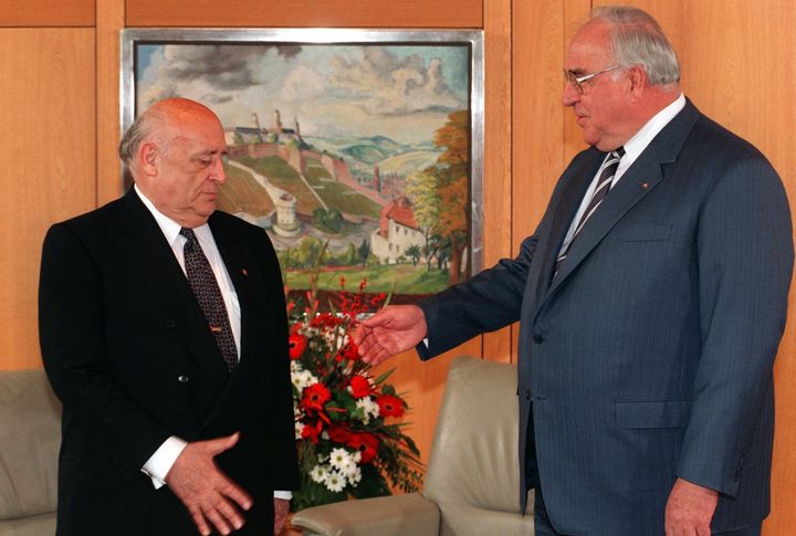 Φωτογραφία αρχείου: Ο Ομοσπονδιακός Καγκελάριος Helmut Kohl υποδέχεται τον Τούρκο Πρόεδρο Süleymann Demirel (l) για μια ομιλία στην Καγκελαρία της Βόννης στις 5 Νοεμβρίου 1996. Στο επίκεντρο ήταν οι γερμανοτουρκικές σχέσεις και η κατάσταση των Τούρκων που ζούσαν στη Γερμανία. Ο καγκελάριος αναφέρθηκε επίσης στην κατάσταση των ανθρωπίνων δικαιωμάτων στην Τουρκία. Ο Ντεμιρέλ πραγματοποιούσε τριήμερη επίσκεψη στη Γερμανία. (Photo by Michael Jung/picture alliance via Getty Images)