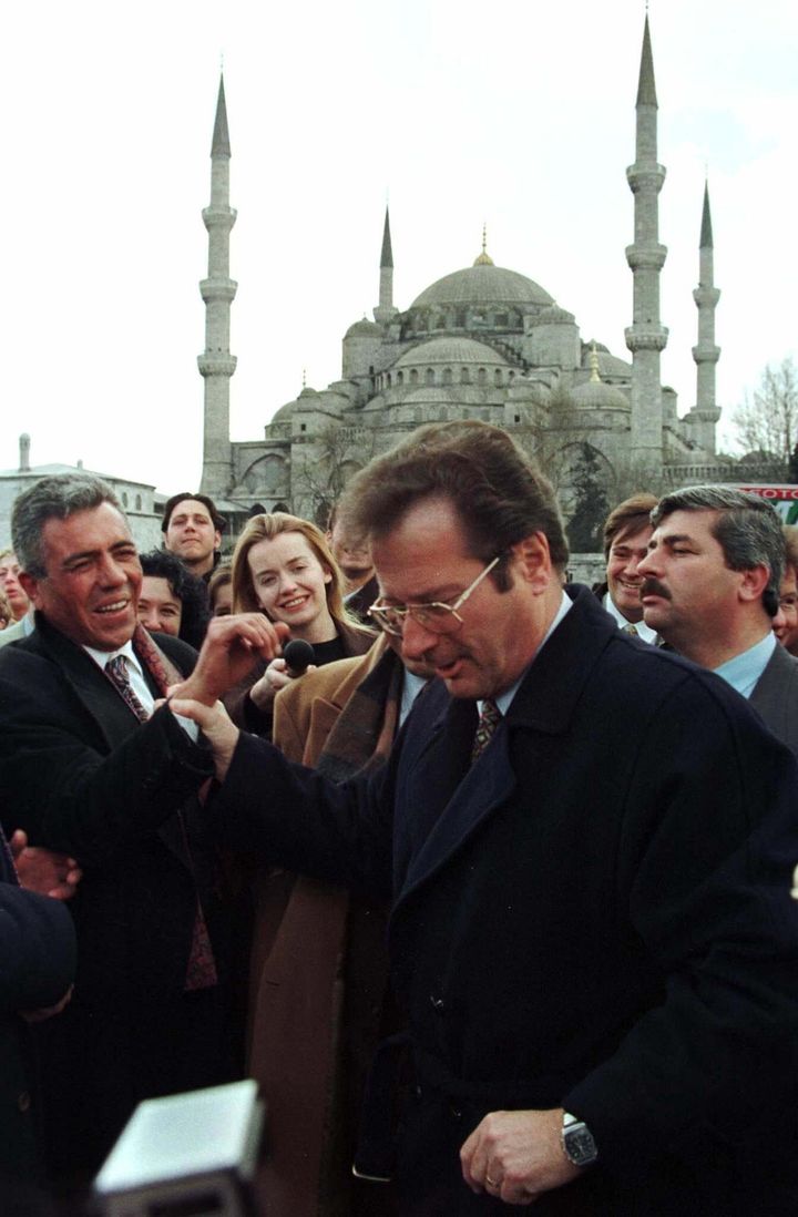 Φωτογραφία αρχείου: Ο Γερμανός υπουργός Εξωτερικών Klaus Kinkel μιλά με έναν Τούρκο εργαζόμενο από τη Γερμανία κατά τη διάρκεια επίσκεψης στο Μπλε Τζαμί της Κωνσταντινούπολης (φόντο). Ο επισκεπτόμενος Γερμανός υπουργός Εξωτερικών Kinkel έδωσε ηθική υποστήριξη σε μαχόμενους ακτιβιστές για τα ανθρώπινα δικαιώματα, ένα από τα κύρια ζητήματα που εμποδίζουν διαχρο την προσπάθεια της Τουρκίας να ενταχθεί στην Ευρωπαϊκή Ένωση. TURKEY GERMANY