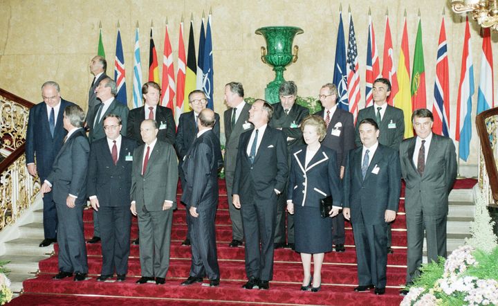 Φωτογραφία αρχείου 1990: Οικογενειακή φωτογραφία από σύνοδο κορυφής του ΝΑΤΟ στο Lancaster House στο Λονδίνο. Πρώτη σειρά L-R Poul Schluter (Δανία), Brian Mulroney (Καναδάς), Wilfried Martens (Βέλγιο), Francois Mitterrand (Γαλλία), Manfred Worner (Γενικός Γραμματέας του ΝΑΤΟ), George Bush (Ηνωμένες Πολιτείες), Margaret Thatcher (Ηνωμένο Βασίλειο), Akbulut (Τουρκία) Felipe Gonzalez (Ισπανία). Πίσω σειρά L-R Helmut Kohl (Ομοσπονδιακή Δημοκρατία της Γερμανίας), Κωνσταντίνος Μητσοτάκης (Ελλάδα), Steingrimur Hermannsson (Ισλανδία), Giulio Andreotti (Ιταλία), Jacques Santer (Λουξεμβούργο), Ruud Lubbers (Ολλανδία), Jan P. Syse (Νορβηγία) και Anibal Cavaco Silva (Πορτογαλία). 5 Ιουλίου 1990. (Photo by Kent Gavin/Mirrorpix via Getty Images)