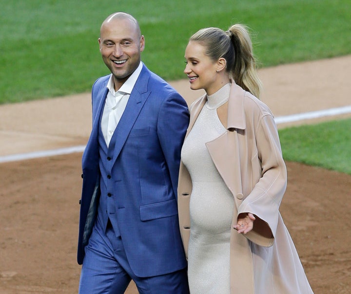 O ex-New York Yankee Derek Jeter e sua esposa, Hannah Jeter, participam de uma cerimônia de aposentadoria de seu número no Yankee Stadium em 14 de maio de 2017, em Nova York.