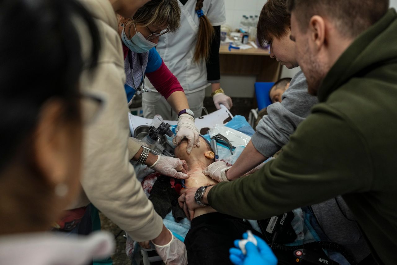 Οι ιατροί προσπαθούν ανεπιτυχώς να σώσουν τη ζωή του 18 μηνών γιου της Marina Yatsko, Kirill, ο οποίος σκοτώθηκε από βομβαρδισμούς, σε νοσοκομείο στη Μαριούπολη της Ουκρανίας, στις 4 Μαρτίου 2022. Η εικόνα ήταν μέρος μιας σειράς εικόνων από το Associated Press που τιμήθηκαν με το βραβείο Πούλιτζερ 2023 για τη φωτογραφία έκτακτων ειδήσεων. (AP Photo/Evgeniy Maloletka)
