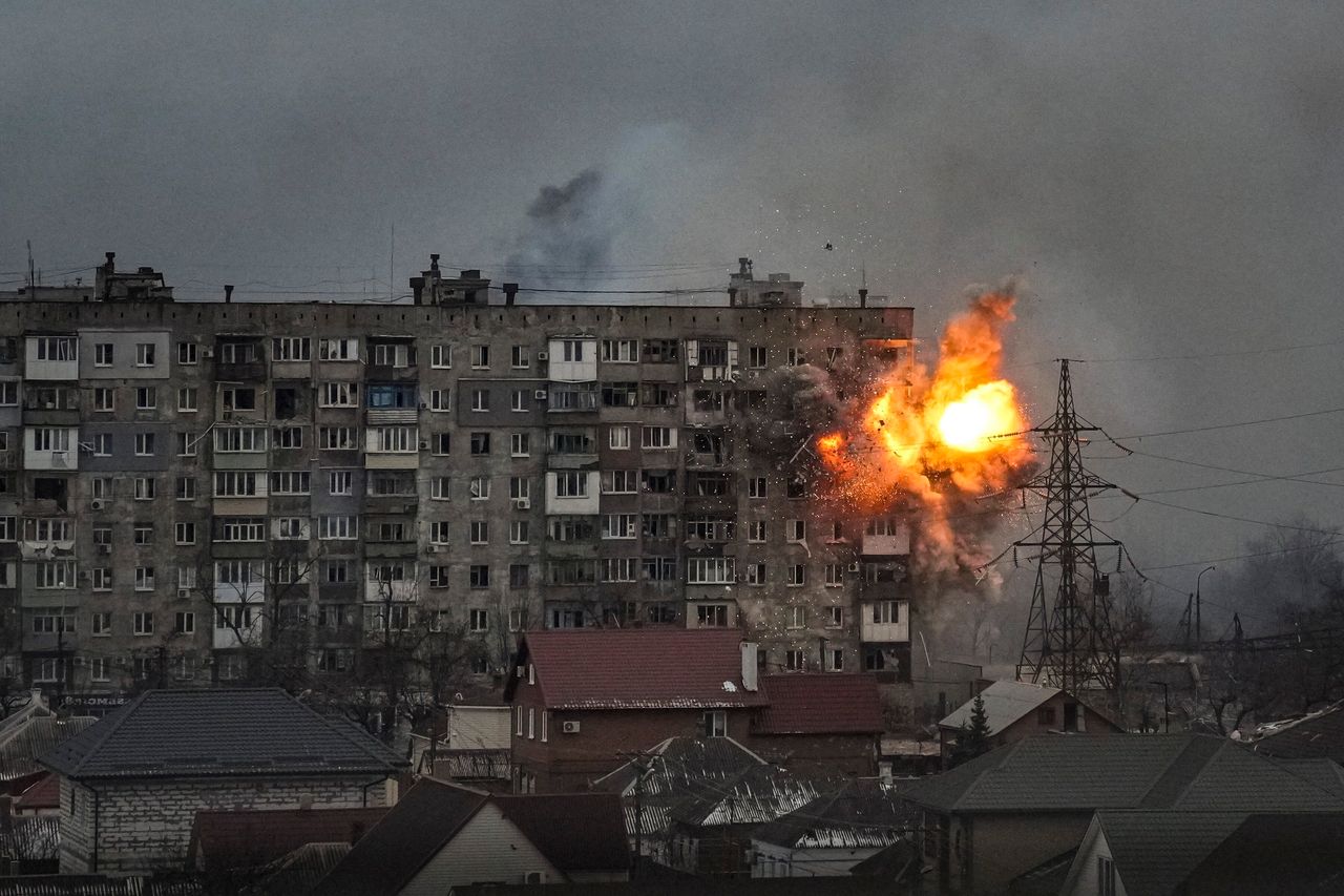Μια έκρηξη σε πολυκατοικία στην οδό Mytropolytska 110, αφού ένα τανκ του ρωσικού στρατού άνοιξε πυρ στη Μαριούπολη της Ουκρανίας, 11 Μαρτίου 2022. Η εικόνα ήταν μέρος μιας σειράς εικόνων από φωτογράφους του Associated Press που τιμήθηκαν με το βραβείο Πούλιτζερ 2023 για τη φωτογραφία έκτακτων ειδήσεων. (AP Photo/Evgeniy Maloletka)