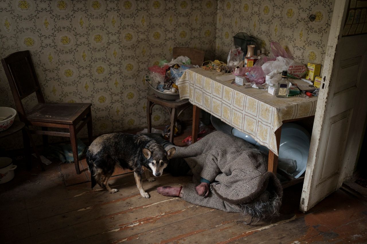 Ένας σκύλος στέκεται δίπλα στο σώμα μιας ηλικιωμένης γυναίκας που σκοτώθηκε μέσα σε ένα σπίτι στην Bucha στα περίχωρα του Κιέβου, Ουκρανία, 5 Απριλίου 2022. Η εικόνα ήταν μέρος μιας σειράς εικόνων από φωτογράφους του Associated Press που τιμήθηκαν με το βραβείο Πούλιτζερ 2023 για τη φωτογραφία έκτακτων ειδήσεων. (AP Photo/Felipe Dana)
