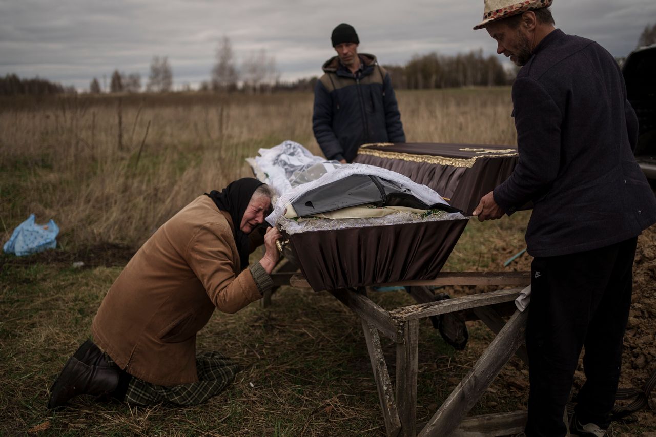 Η Nadiya Trubchaninova, 70 ετών, κλαίει ενώ γονατίζει δίπλα στο φέρετρο που περιέχει τα λείψανα του 48χρονου γιου της κατά τη διάρκεια της κηδείας του στο νεκροταφείο Mykulychi, στα περίχωρα του Κιέβου, Ουκρανία, 16 Απριλίου 2022. Η εικόνα ήταν μέρος μιας σειράς εικόνων από φωτογράφους του Associated Press που τιμήθηκε με το βραβείο Πούλιτζερ 2023 για τη φωτογραφία έκτακτων ειδήσεων. (AP Photo/Rodrigo Abd)