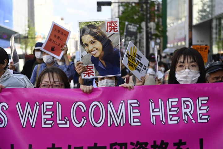 入管法改正案に反対の声を上げるデモ参加者たち。名古屋入管で収容中に死亡したスリランカ人のウィシュマ・サンダマリさんの写真を掲げる人もいた（2023年4月16日、東京）