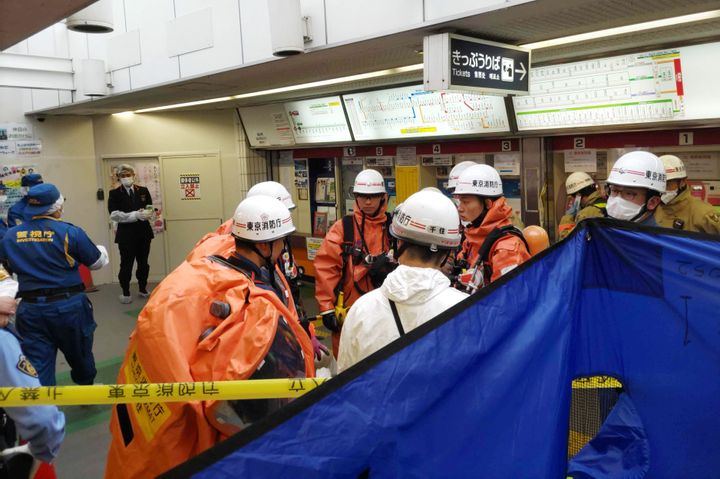 コーヒー缶が爆発したとみられる券売機付近を調べる警視庁の捜査員と東京消防庁の隊員ら（8日午後）
