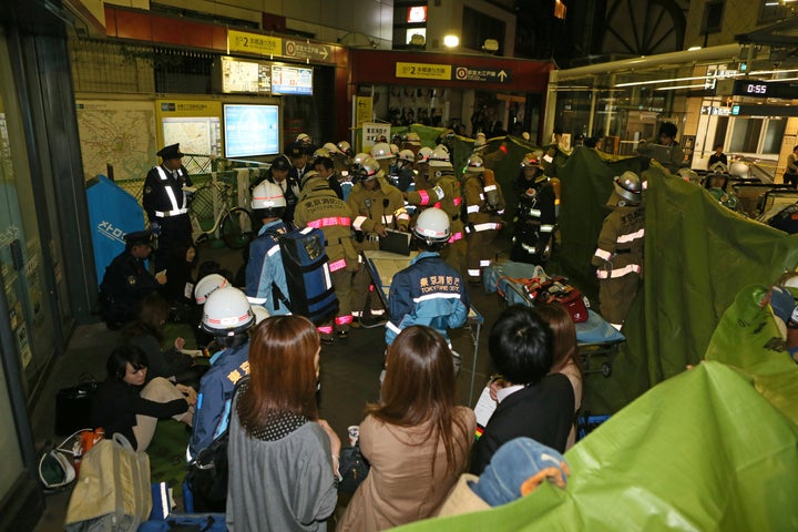 消防隊員らで騒然となる東京メトロ丸ノ内線の本郷三丁目駅改札付近（2012年10月20日未明）