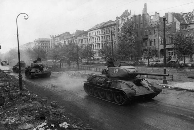 ドイツの首都ベルリンに侵攻するT-34（1945年5月撮影）