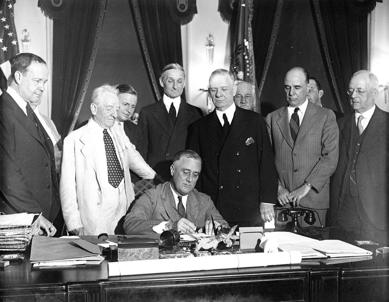 1933 - Ο πρόεδρος Ρούσβελτ υπογράφει τη νομοθετική πράξη «Banking Act of 1933» 