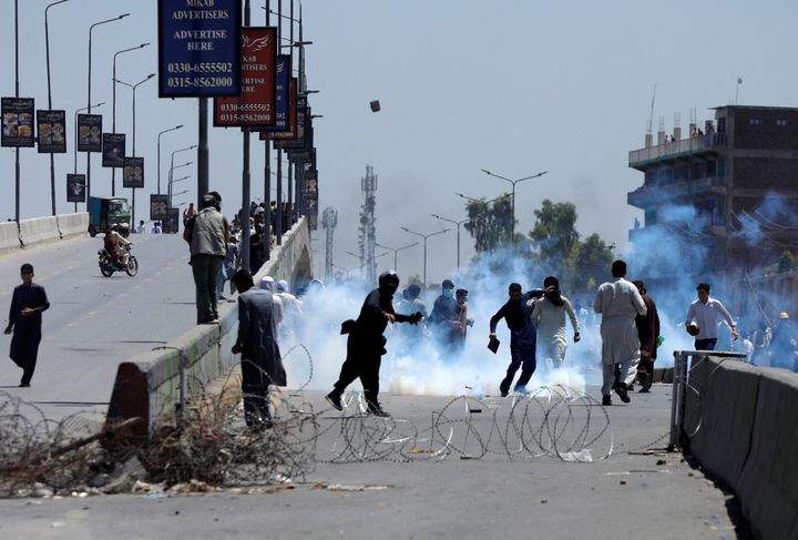 Υποστηρικτές του πρώην πρωθυπουργού του Πακιστάν Iμραν Καν πετούν πέτρες προς την αστυνομία κατά τη διάρκεια διαμαρτυρίας κατά της σύλληψης του Xαν, στην Πεσαβάρ του Πακιστάν, 10 Μαΐου 2023.