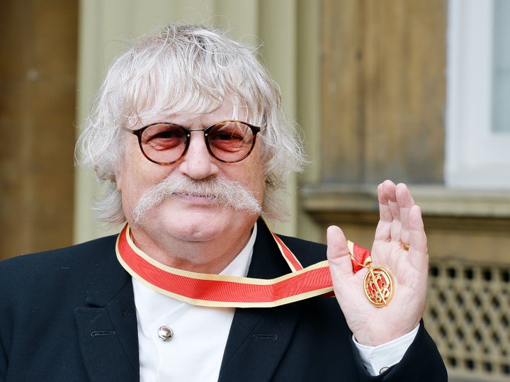 Sir Karl Jenkins segura seu prêmio Insignia of Knighthood depois de ser apresentado no Palácio de Buckingham em 6 de outubro de 2015.