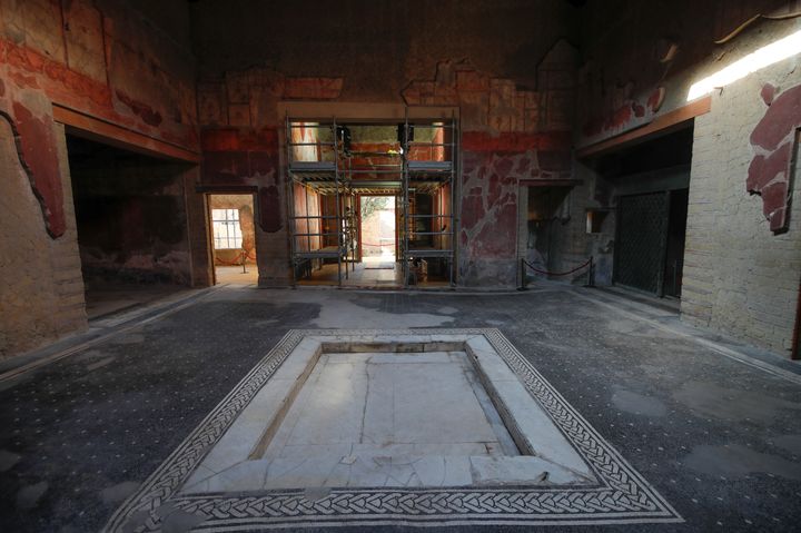 Άποψη από το εσωτερικό της Οικίας της Διηκοστής, ενός από τα πιο ευγενή ρωμαϊκά σπίτια του Herculaneum, καθώς ανοίγει ξανά για το κοινό μετά από ένα 30ετές έργο αποκατάστασης στον αρχαίο αρχαιολογικό χώρο