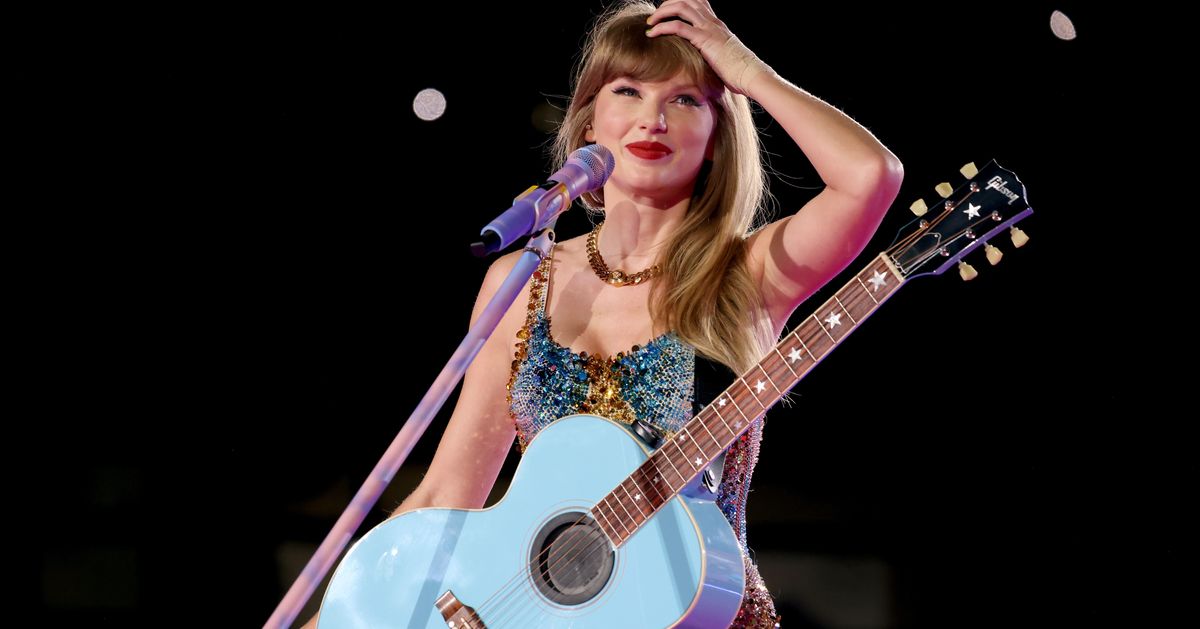 Taylor Swift Teardrops on my Guitar Singing Doll : : Toys