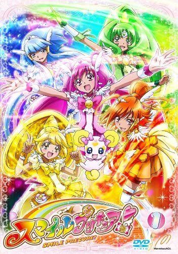 中央のピンクの髪の毛のキャラクターが「キュアハッピー」（スマイルプリキュア! DVD Vol.1より）