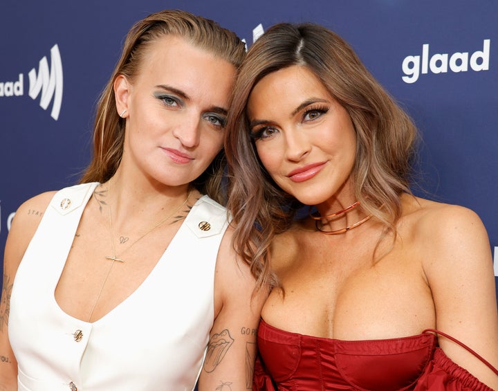 Stause (à direita) e Flip (à esquerda) comemoraram seu aniversário de um ano em 15 de março.