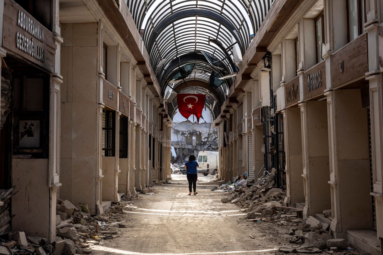 Μια γυναίκα περπατά μέσα σε ένα παζάρι στο ιστορικό κέντρο της πόλης της Αντιόχειας, που επλήγη από τον σεισμό που σκότωσε περισσότερους από 50.000 ανθρώπους στην Τουρκία και άφησε εκατομμύρια άστεγους, στην επαρχία Hatay της Τουρκίας στις 5 Μαΐου 2023. REUTERS/Umit Bektas