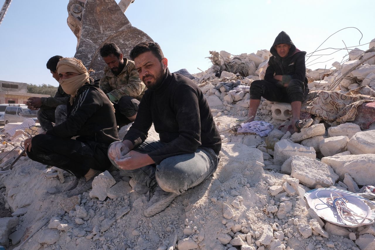 Άνδρες με τα χέρια καλυμμένα με σκόνη μετά το «κοσκίνισμα» στα ερείπια, μετά από τον σεισμό στην πόλη Χαρέμ που ελέγχεται από τους αντάρτες, στην επαρχία Ιντλίμπ, στη Συρία, 14 Φεβρουαρίου 2023. REUTERS/Emilie Madi