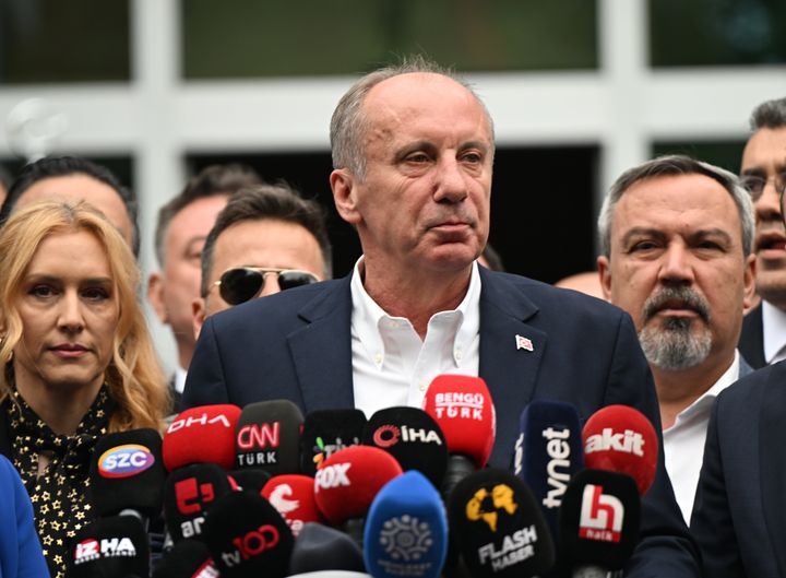 ΑΓΚΥΡΑ, ΤΟΥΡΚΙΑ - 11 ΜΑΪΟΥ: Ο Προεδρικός υποψήφιος και πρόεδρος του Κόμματος Πατρίδας (Μεμλεκέτ) Μουχαρέμ Ιντζέ μιλά στον Τύπο στα κεντρικά γραφεία του Κόμματος Πατρίδας στην Άγκυρα της Τουρκίας στις 11 Μαΐου 2023. Ο Πρόεδρος του Κόμματος Πατρίδας, Ιντζέ αποχώρησε από το προεδρική κούρσα. (Photo by Mustafa Ciftci/Anadolu Agency via Getty Images)