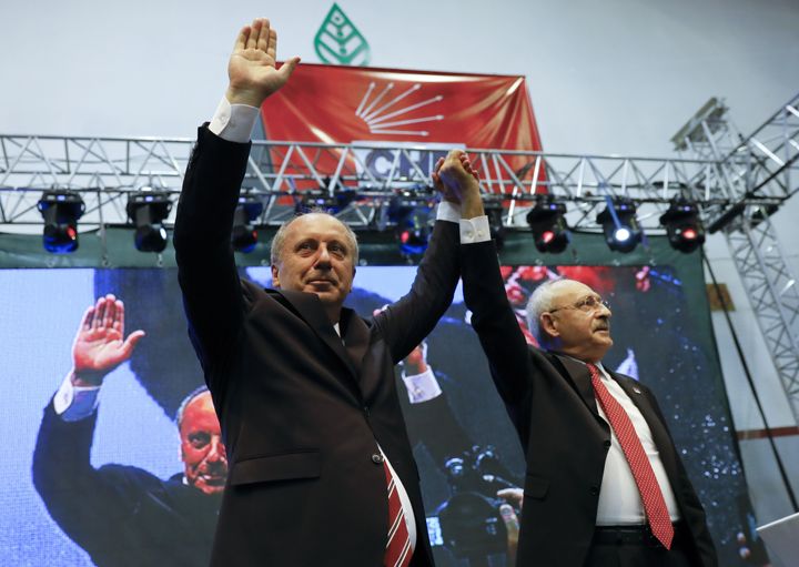 Φωοτγραφία αρχείου: Ο Κεμάλ Κιλιτσντάρογλου, ηγέτης του Ρεπουμπλικανικού Λαϊκού Κόμματος (CHP) της αξιωματικής αντιπολίτευσης της Τουρκίας, ανακοινώνει τον Μουχαρέμ Ιντζέ ως υποψήφιο για τις επερχόμενες πρόωρες προεδρικές εκλογές στην Άγκυρα της Τουρκίας, 4 Μαΐου 2018. REUTERS/Umit Bektas