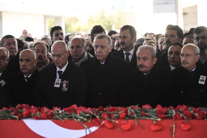 ΑΓΚΥΡΑ, ΤΟΥΡΚΙΑ - 14 ΦΕΒΡΟΥΑΡΙΟΥ: Πρόεδρος της Τουρκίας Ρετζέπ Ταγίπ Ερντογάν (3ο R), Πρόεδρος του τουρκικού κοινοβουλίου Mustafa Sentop (2ο R), ηγέτης του Ρεπουμπλικανικού Λαϊκού Κόμματος (CHP) Kemal Kilicdaroglu (R), ηγέτης του Τουρκικού Κόμματος Εθνικιστικού Κινήματος (MHP) Ο Devlet Bahceli (δεν φαίνεται), ο πρόεδρος του Κόμματος Homeland (Memleket) Muharrem Ince (πίσω C-L), ο επικεφαλής του Future Party (Gelecek) Ahmet Davutoglu (δεν φαίνεται) και άλλοι πολιτικοί παρευρίσκονται στην τελετή της κηδείας του πρώην προέδρου του Ρεπουμπλικανικού Λαϊκού Κόμματος της αξιωματικής αντιπολίτευσης της Τουρκίας (CHP), Deniz Baykal στο τζαμί Ahmet Hamdi Akseki στην τουρκική πρωτεύουσα Άγκυρα στις 14 Φεβρουαρίου 2023. Ο Deniz Baykal πέθανε σε ηλικία 84 ετών.(Photo by Esra Hacioglu Karakaya/Anadolu Agency via Getty Images)